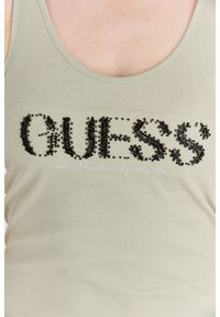 Guess - GUESS Jasnozielony top damski z logo z koralików, Rozmiar M. Kolor: zielony. Materiał: prążkowany, bawełna. Wzór: nadruk #4