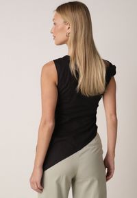 Born2be - Czarna Bawełniana Bluzka o Asymetrycznym Marszczonym Kroju z Aplikacją Omphasia. Okazja: na co dzień. Kolor: czarny. Materiał: bawełna. Wzór: aplikacja. Styl: casual, elegancki #6