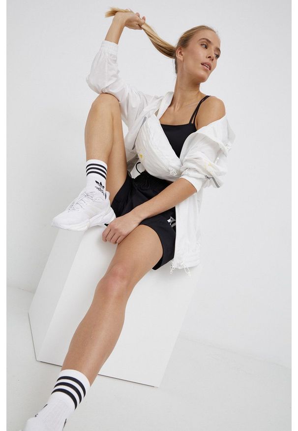 Adidas by Stella McCartney - adidas by Stella McCartney Kurtka z dołączoną nerką kolor biały przejściowa oversize. Typ kołnierza: kaptur. Kolor: biały. Materiał: materiał