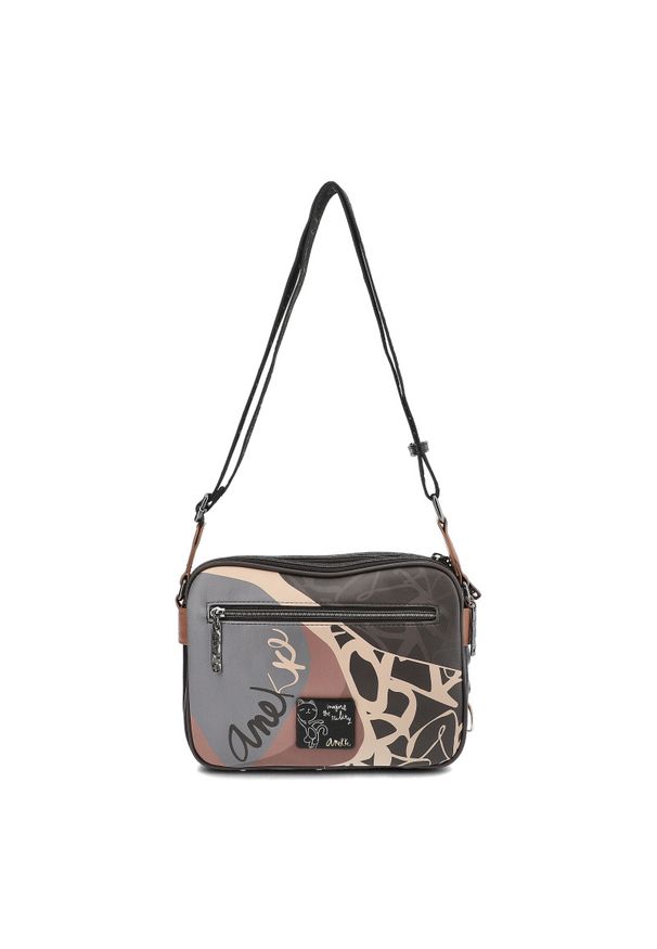 Brązowa Damska Torebka Na Ramię Anekke Z Laleczką. Kolor: brązowy. Wzór: aplikacja, nadruk. Materiał: skórzane. Styl: casual, elegancki. Rodzaj torebki: na ramię