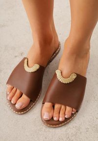 Born2be - Ciemnobrązowe Klapki VICES z Biżuteryjnym Detalem w Kształcie Łuku Himemelle. Okazja: na co dzień, do pracy. Kolor: brązowy. Materiał: jeans, len, koronka. Wzór: aplikacja. Styl: casual, klasyczny, elegancki #3