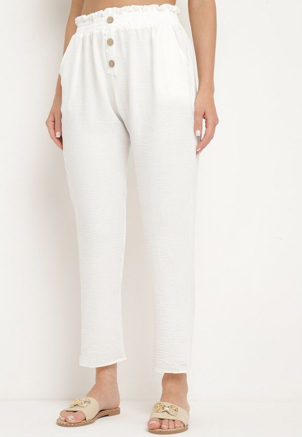 Born2be - Białe Spodnie z Wysoką Talią Typu Paper Bag z Gumką w Pasie Noravia. Okazja: na co dzień. Kolor: biały. Styl: casual, elegancki, klasyczny