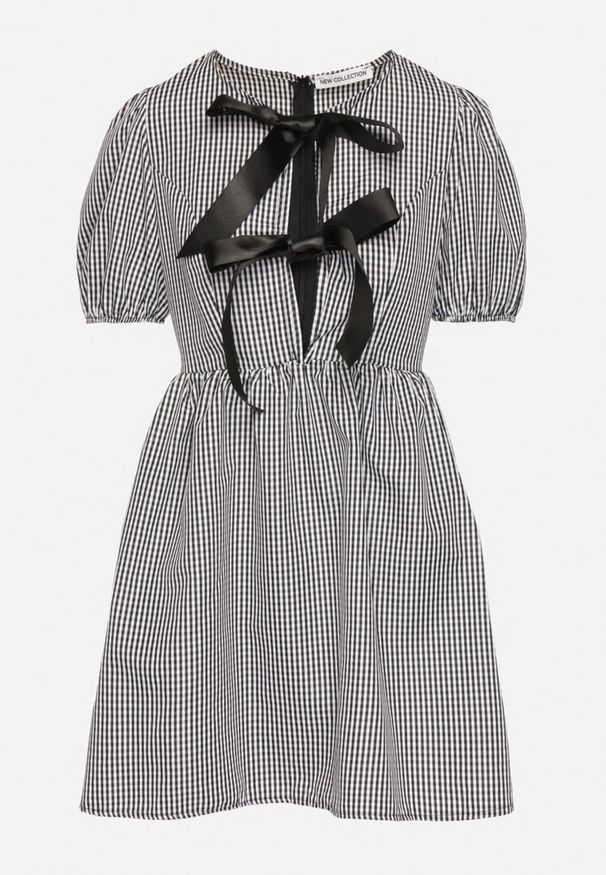 Born2be - Czarna Rozkloszowana Sukienka w Kratkę Vichy w Stylu Retro z Wiązaniem Telionea. Okazja: na co dzień. Kolor: czarny. Wzór: kratka. Typ sukienki: rozkloszowane. Styl: retro