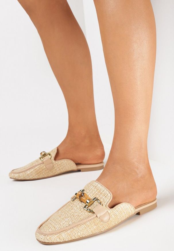 Born2be - Beżowe Klapki Mule z Plecioną Cholewką i Klamerką Airnefa. Kolor: beżowy. Obcas: na obcasie. Styl: boho. Wysokość obcasa: niski