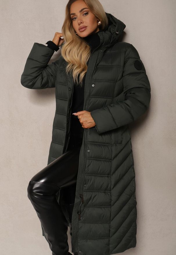 Renee - Ciemnozielona Długa Kurtka z Pikowanymi Przeszyciami i Kapturem z Możliwością Odpięcia Realithra. Okazja: na co dzień. Kolor: zielony. Materiał: jeans. Długość: długie. Styl: casual, elegancki