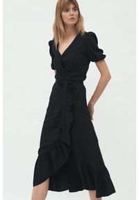 Nife - Czarna kopertowa sukienka midi w stylu boho z falbaną. Kolor: czarny. Typ sukienki: kopertowe. Styl: boho. Długość: midi