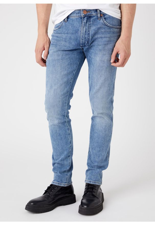 Wrangler - WRANGLER LARSTON MĘSKIE SPODNIE JEANSOWE LIGHT INDIGO W18S59X4E