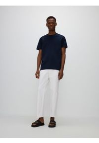 Reserved - Spodnie chino slim fit - biały. Kolor: biały. Materiał: tkanina, bawełna