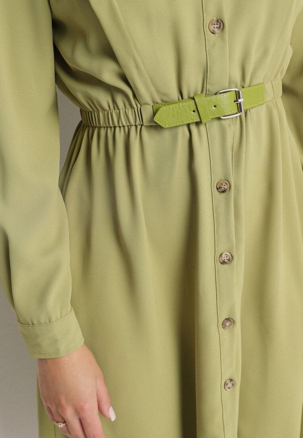 Born2be - Ciemnozielona Sukienka Midi z Gumką w Pasie i Dodatkowym Paskiem ze Sprzączką Zawadi. Kolor: zielony. Styl: elegancki. Długość: midi