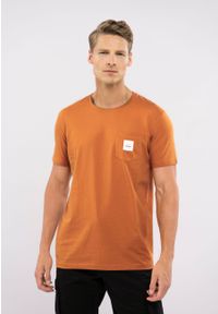 Volcano - T-shirt z kieszonką, Comfort Fit, T-POKI. Materiał: bawełna, materiał. Długość rękawa: krótki rękaw. Długość: krótkie. Wzór: aplikacja, gładki. Styl: klasyczny