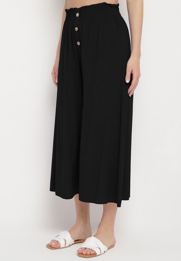 Born2be - Czarne Spodnie Palazzo z Wiskozy z Gumką w Pasie Ozdobione Guzikami z Nogawkami 3/4 Efilis. Okazja: na co dzień. Kolor: czarny. Materiał: wiskoza. Wzór: aplikacja. Styl: elegancki, casual
