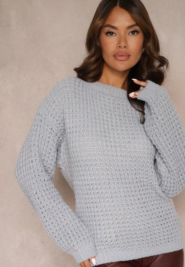 Renee - Jasnoniebieski Sweter z Wiskozą Ozdobiony Splotem Rialorae. Okazja: na co dzień. Kolor: niebieski. Materiał: wiskoza. Wzór: aplikacja, ze splotem. Styl: elegancki, casual