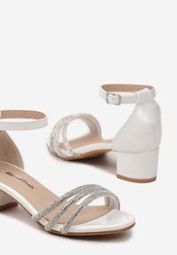 Born2be - Białe Sandały na Niskim Obcasie z Zapięciem wokół Kostki z Cyrkoniami Noobina. Kolor: biały. Styl: elegancki