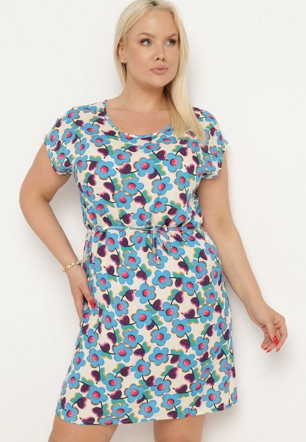 Born2be - Beżowo-Niebieska Pudełkowa Sukienka z Wiskozy Wiązana Sznurkiem w Talii Tiamadine. Okazja: na randkę, na co dzień, na spotkanie biznesowe. Kolor: beżowy. Materiał: wiskoza. Długość rękawa: krótki rękaw. Wzór: kwiaty. Styl: casual, klasyczny, biznesowy