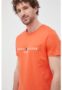 TOMMY HILFIGER - Tommy Hilfiger T-shirt bawełniany kolor różowy z aplikacją. Okazja: na co dzień. Kolor: pomarańczowy. Materiał: bawełna. Wzór: aplikacja. Styl: casual