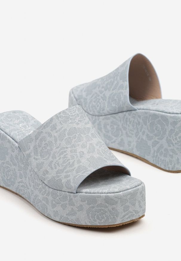 Born2be - Niebieskie Klapki na Koturnie Zdobione Panterkowym Tłoczeniem Xovianne. Okazja: na co dzień. Kolor: niebieski. Materiał: jeans. Wzór: aplikacja. Sezon: lato. Obcas: na koturnie. Styl: klasyczny, casual, elegancki