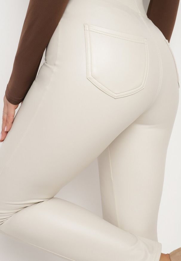 Born2be - Białe Legginsy z Ekoskóry z Wysokim Stanem i Wsuwanymi Kieszeniami Rievalia. Stan: podwyższony. Kolor: biały. Materiał: skóra. Sezon: zima