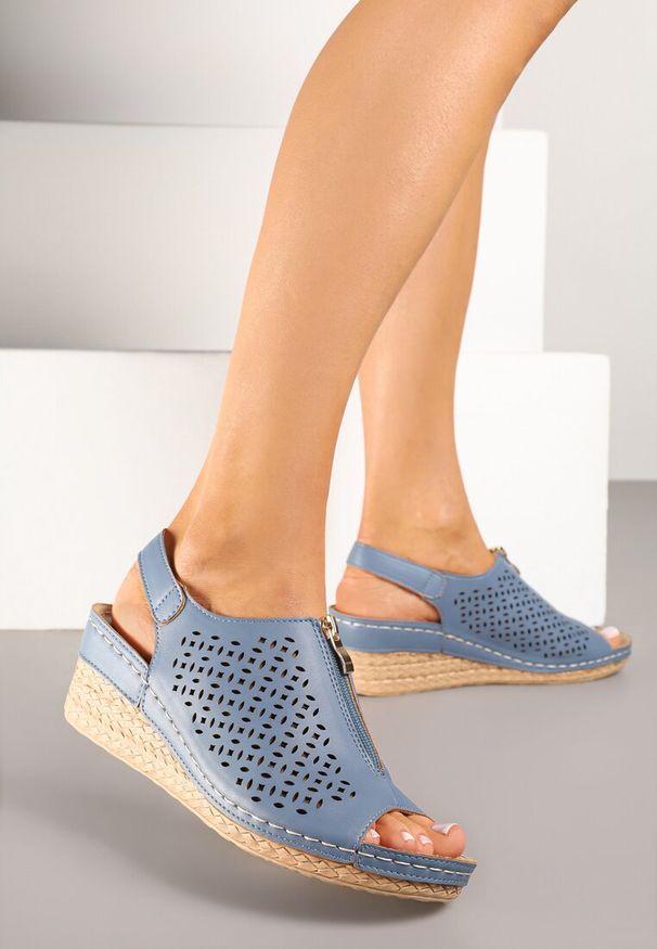 Born2be - Niebieskie Sandały Vices na Koturnie z Ozdobnym Suwakiem Ovilore. Okazja: na co dzień. Kolor: niebieski. Materiał: jeans. Sezon: wiosna, lato. Obcas: na koturnie. Styl: casual