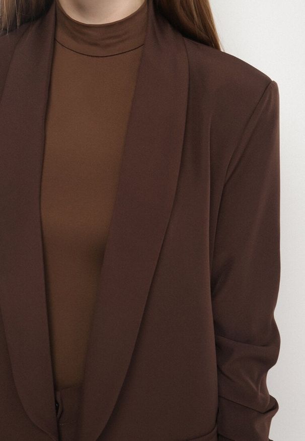 Born2be - Brązowa Niezapinana Marynarka Pudełkowa z Wiskozą z Marszczonymi Rękawami Feniravia. Okazja: do pracy, na spotkanie biznesowe. Kolor: brązowy. Materiał: wiskoza. Styl: biznesowy