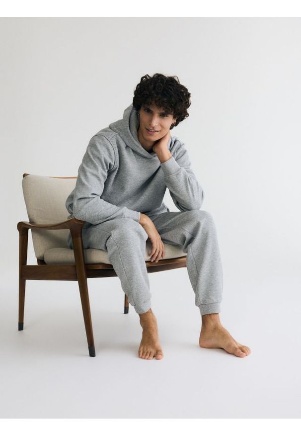 Reserved - Spodnie dresowe regular fit - jasnoszary. Kolor: szary. Materiał: dresówka