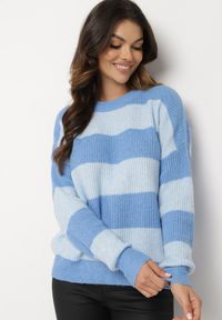 Born2be - Niebieski Sweter w Pasy z Wełną Zakończony Ściągaczem Tiaelle. Okazja: na co dzień, na spotkanie biznesowe. Kolor: niebieski. Materiał: wełna. Styl: biznesowy, klasyczny, casual #3