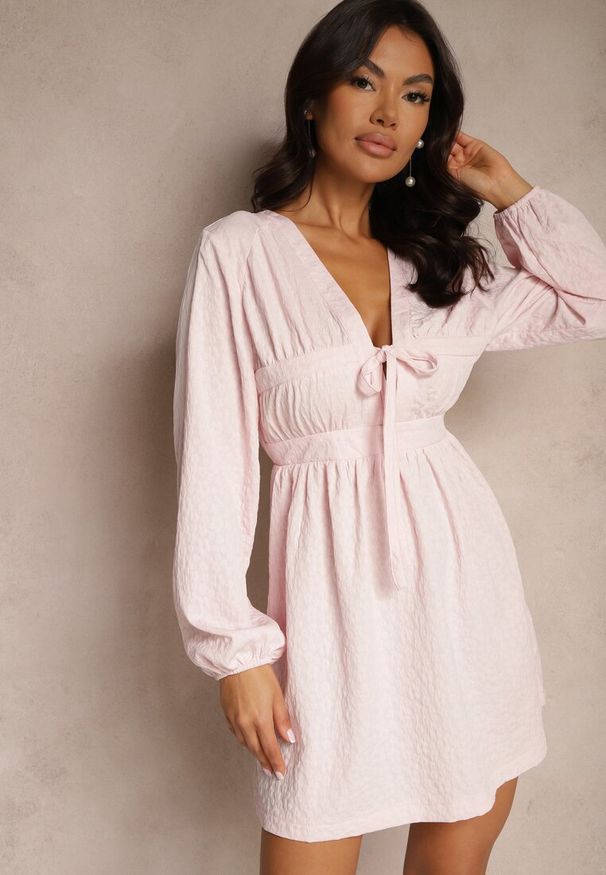 Renee - Różowa Wiązana Rozkloszowana Sukienka z Ozdobnym Tłoczeniem Falretia. Okazja: na co dzień, na spacer. Typ kołnierza: dekolt w kształcie V. Kolor: różowy. Typ sukienki: proste. Styl: casual, elegancki, wizytowy