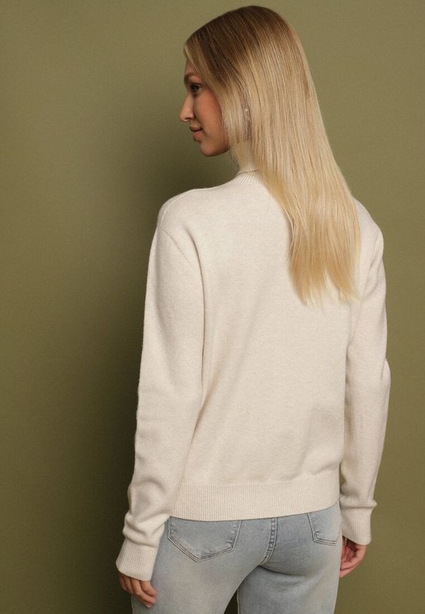 Born2be - Beżowy Klasyczny Golf z Wiskozą i Wełną Salentie. Okazja: na co dzień, do pracy. Typ kołnierza: golf. Kolor: beżowy. Materiał: wełna, wiskoza. Styl: klasyczny