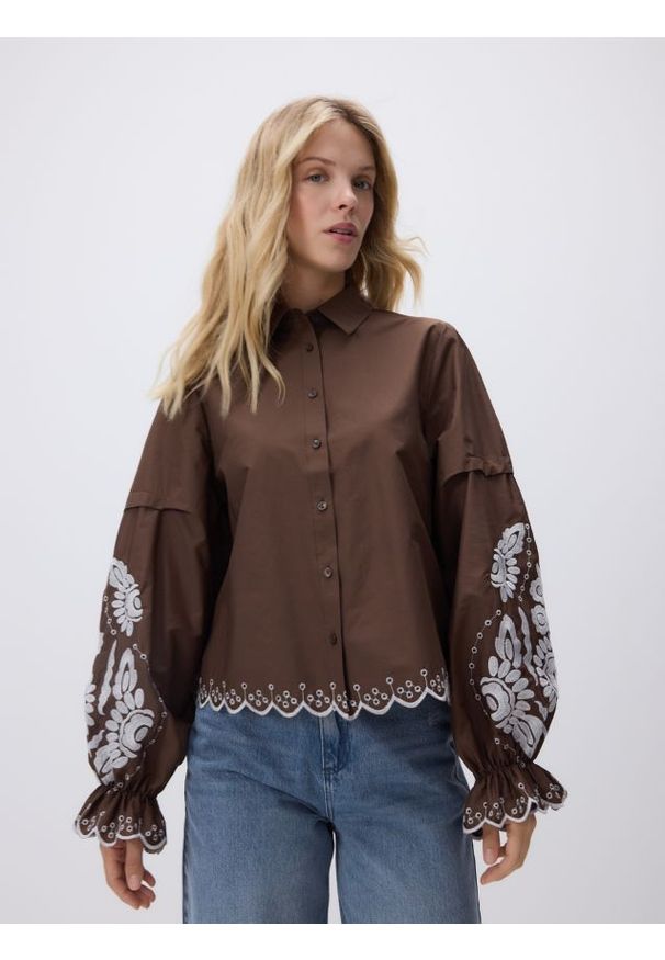 Reserved - Koszula z haftowanym wzorem - brązowy. Kolor: brązowy. Materiał: bawełna. Wzór: haft