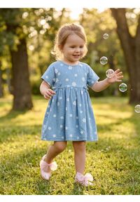 Sinsay - Sukienka jeansowa ze wzorem w kwiatki - niebieski. Kolor: niebieski. Materiał: jeans. Wzór: kwiaty #1