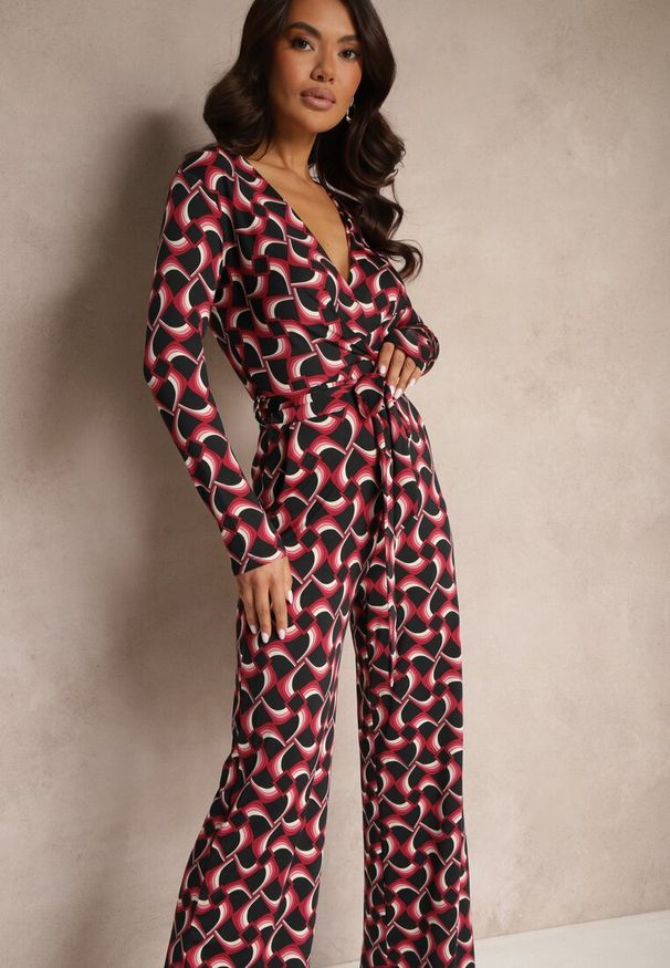 Renee - Bordowy Kopertowy Kombinezon z Wiskozą z Szerokimi Nogawkami i Paskiem w Geometryczny Wzór Botavia. Okazja: na co dzień. Kolor: czerwony. Materiał: wiskoza. Długość rękawa: długi rękaw. Długość: długie. Wzór: geometria. Styl: casual, elegancki