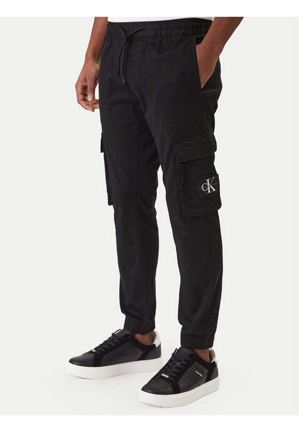 Calvin Klein Jeans Spodnie dresowe J30J324696 Czarny Skinny Fit. Kolor: czarny. Materiał: bawełna
