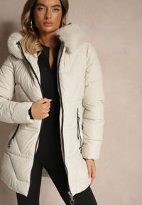 Renee - Biała Pikowana Kurtka o Taliowanym Kroju z Kapturem z Futrem Nalessia. Okazja: na co dzień. Typ kołnierza: kaptur. Kolor: biały. Materiał: futro. Styl: casual, klasyczny #4