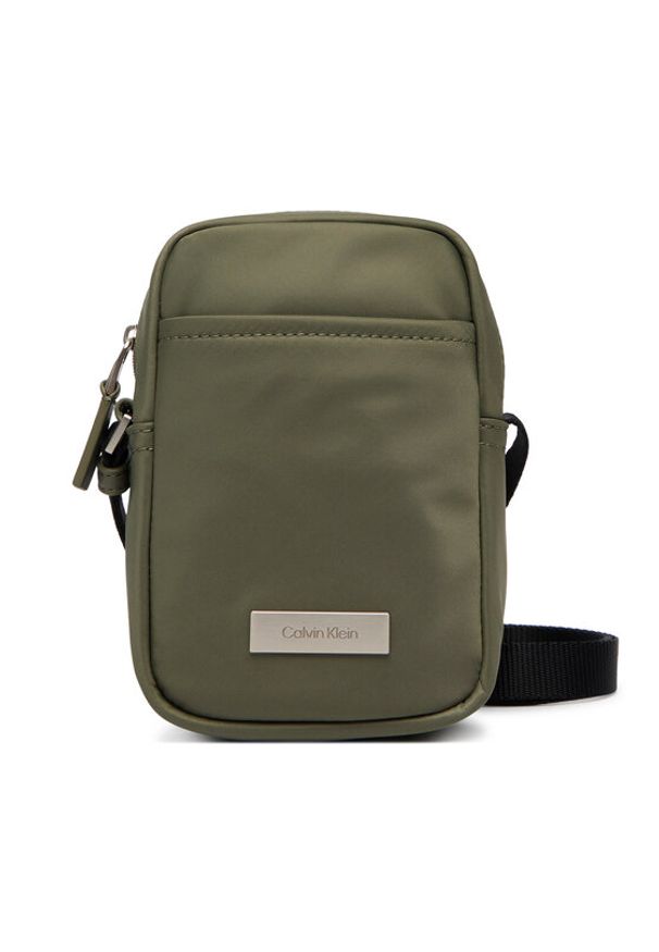 Calvin Klein Saszetka Sleek Slim Reporter LV04D3233G Zielony. Kolor: zielony. Materiał: materiał