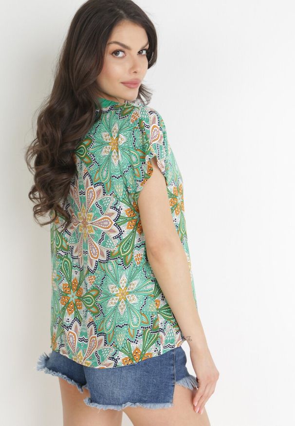 Born2be - Zielona Bluzka z Wiskozy z Trójkątnym Dekoltem w Kwiaty Evisia. Kolor: zielony. Materiał: wiskoza. Długość rękawa: krótki rękaw. Długość: krótkie. Wzór: kwiaty. Sezon: lato
