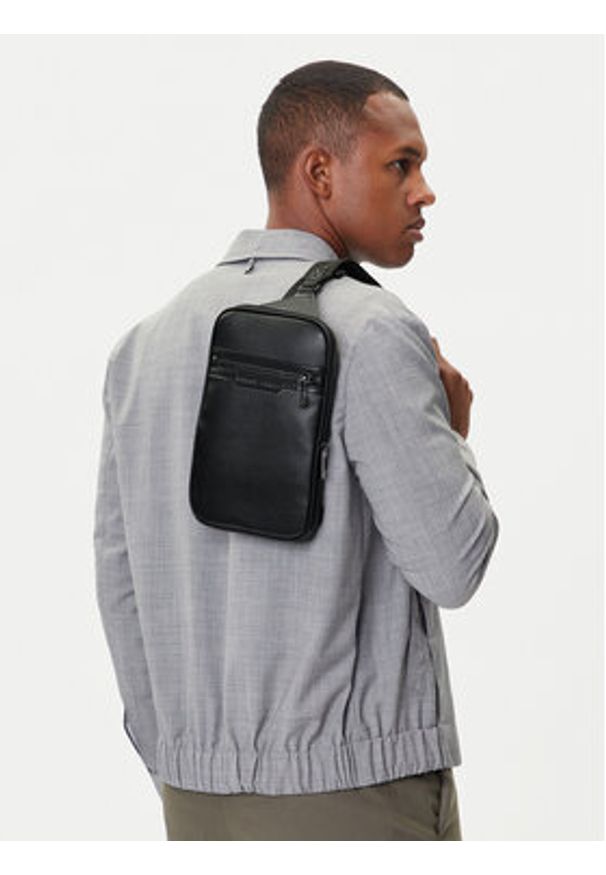 Armani Exchange Saszetka XM001602 AF17205 MC105 Czarny. Kolor: czarny. Materiał: skóra