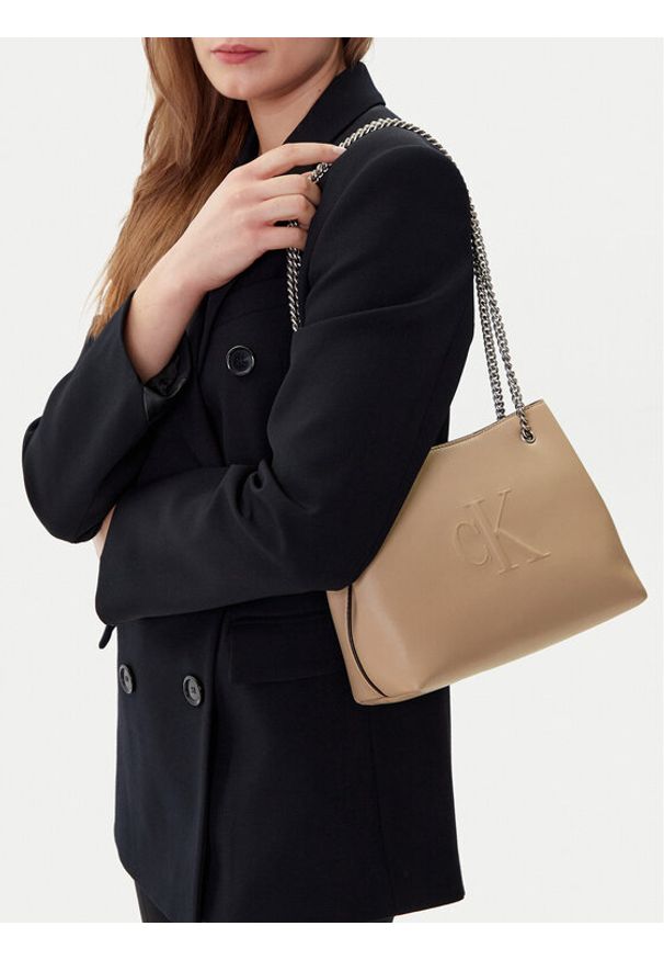 Calvin Klein Jeans Torebka Sculpted Chain Shoulder Bag LV04K3163G Beżowy. Kolor: beżowy. Materiał: skórzane