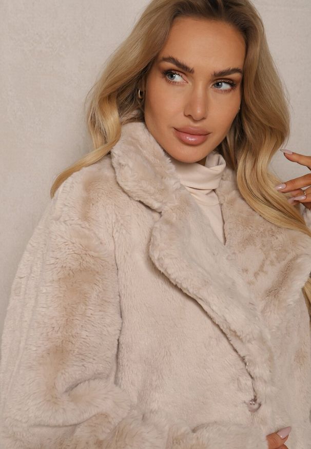 Renee - Beżowy Klasyczny Płaszcz Futrzany Vennira. Okazja: na co dzień. Kolor: beżowy. Materiał: futro. Sezon: zima. Styl: klasyczny