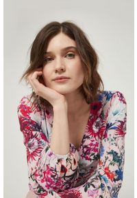 medicine - Medicine Bluzka damska kolor różowy w kwiaty. Okazja: na co dzień. Kolor: różowy. Materiał: tkanina. Długość rękawa: długi rękaw. Długość: długie. Wzór: kwiaty. Styl: casual #1