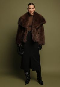 Born2be - Brązowa Oversizowa Kurtka Futerko z Szerokim Kołnierzem Lenelle. Okazja: na imprezę, na co dzień. Typ kołnierza: golf. Kolor: brązowy. Materiał: futro. Styl: casual, elegancki #3