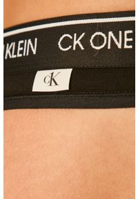 Calvin Klein Underwear - Stringi CK One. Kolor: czarny. Materiał: bawełna, dzianina, elastan, nylon, poliester. Wzór: nadruk #3
