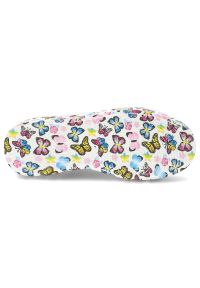 Białe Sneakersy Artiker Modne Obuwie Damskie Z Kolorową Podeszwą. Okazja: na co dzień. Kolor: biały. Materiał: materiał. Szerokość cholewki: normalna. Wzór: kolorowy #4