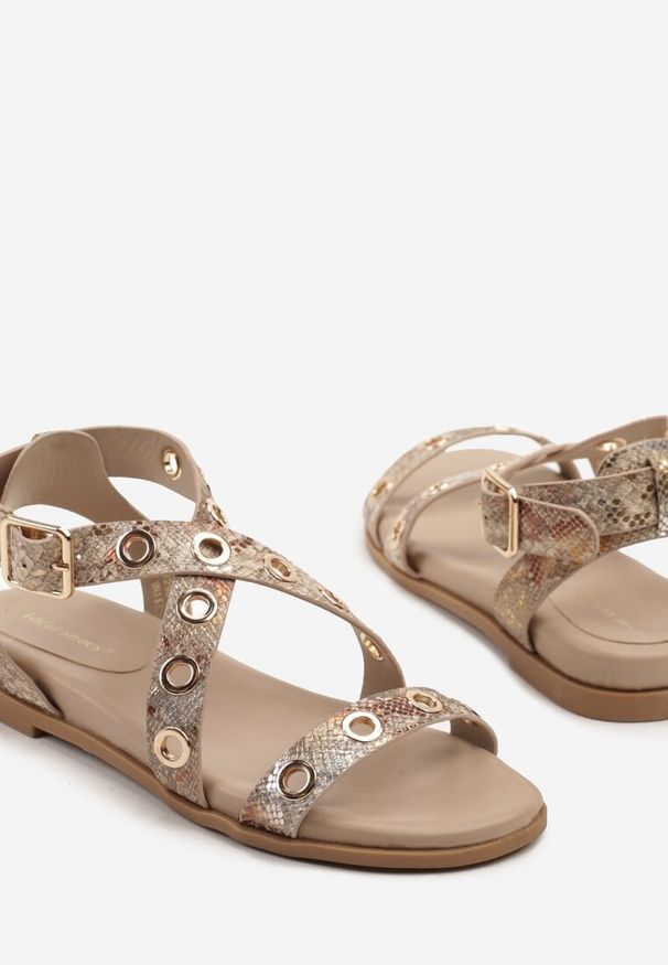 Born2be - Złote Wężowe Sandały z Metalicznymi Ozdobami Orrilessa. Okazja: na co dzień. Zapięcie: sprzączka. Kolor: złoty. Wzór: aplikacja. Obcas: na obcasie. Styl: casual. Wysokość obcasa: niski