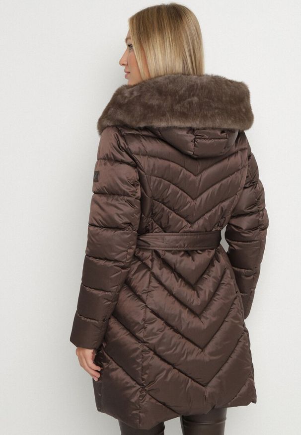 Born2be - Brązowa Pikowana Kurtka z Wiązanym Paskiem i Kapturem z Futerkiem Fenama. Okazja: na co dzień, na spacer. Kolor: brązowy. Materiał: futro. Styl: casual, elegancki