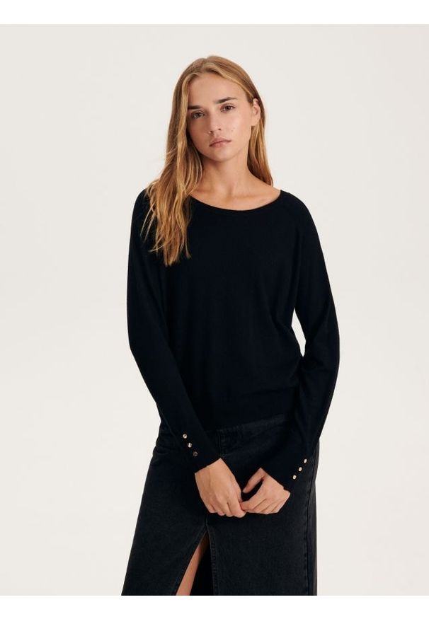 Reserved - Gładki sweter z wiskozą - czarny. Kolor: czarny. Materiał: wiskoza. Wzór: gładki. Styl: klasyczny