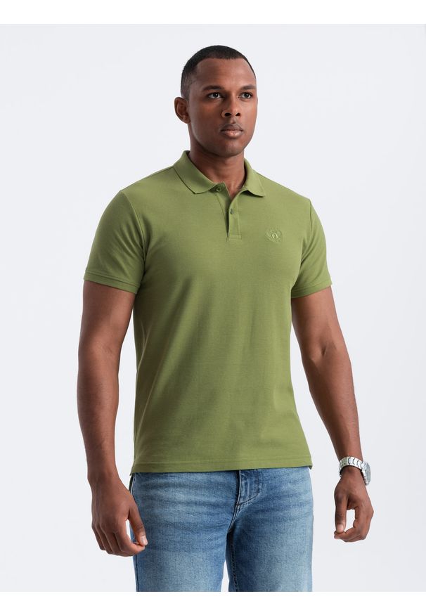 Ombre Clothing - Męska koszulka polo jednokolorowa BASIC z dzianiny pique - oliwkowa V21 - Rozmiar: S. Okazja: na co dzień. Typ kołnierza: polo. Kolor: oliwkowy. Materiał: dzianina. Wzór: haft, aplikacja, jednolity. Styl: sportowy, wizytowy, casual