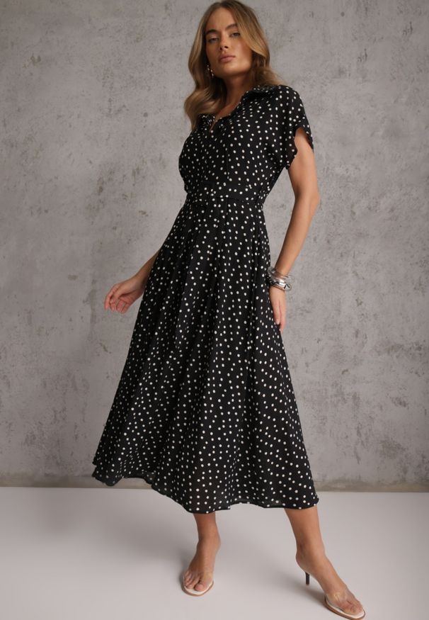 Renee - Czarna Wiskozowa Sukienka w Kropeczki o Koszulowym Kroju z Wiązanym Paskiem Jynyra. Kolor: czarny. Materiał: wiskoza. Sezon: lato. Typ sukienki: koszulowe. Styl: elegancki, retro, klasyczny