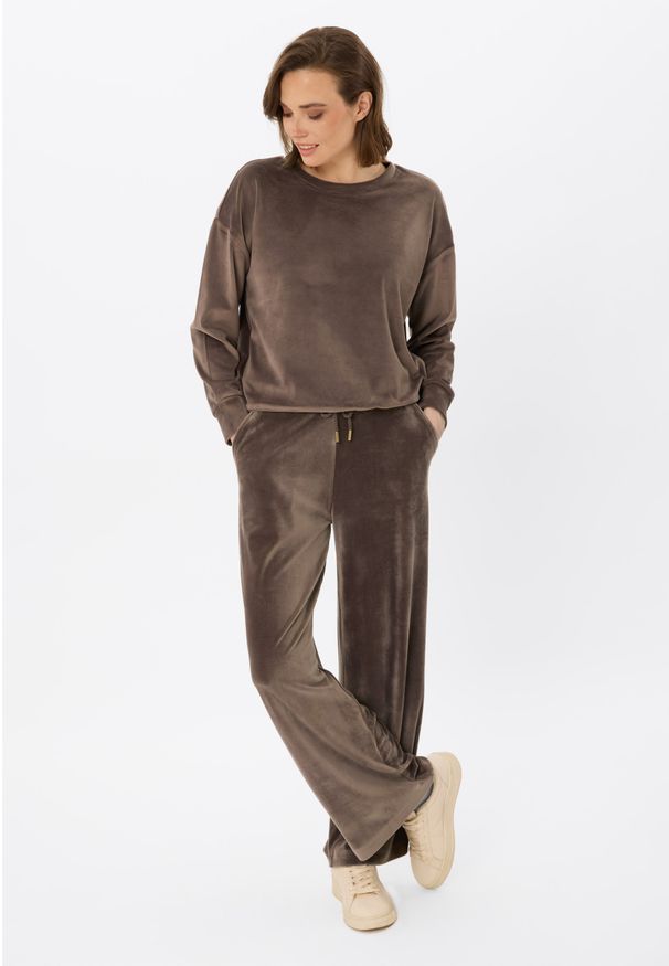 Volcano - Szerokie, welurowe spodnie dresowe N-CASE. Materiał: welur, dresówka