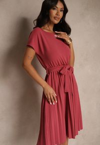 Renee - Różowa Sukienka Koktajlowa z Gumką w Pasie i Krótkim Rękawem z Materiałowym Paskiem Zevia. Kolor: różowy. Materiał: materiał. Długość rękawa: krótki rękaw. Sezon: lato. Styl: wizytowy #5