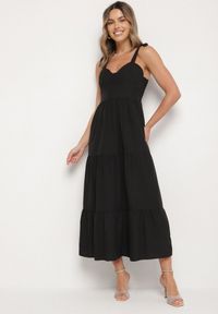 Born2be - Czarna Rozkloszowana Sukienka z Wiskozą Ozdobiona Wiązaniem na Ramiączkach Meravessa. Okazja: na spacer. Kolor: czarny. Materiał: wiskoza. Długość rękawa: na ramiączkach. Wzór: aplikacja #1