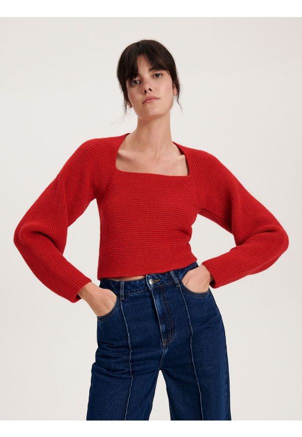 Reserved - Sweter z kwadratowym dekoltem - czerwony. Typ kołnierza: dekolt kwadratowy. Kolor: czerwony. Materiał: dzianina. Wzór: gładki